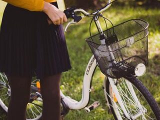 Sexy kleding aan? Een kleinere kans dat je hulp krijgt in moeilijke situaties!