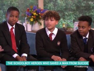 Drie Britse jongens redden man die van brug wilde springen