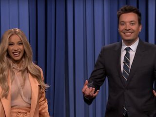 Cardi B presenteert 'The Tonight Show' met Jimmy Fallon en doet 'Money Bag' live