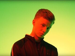 Jong Talent Russo heeft last van zijn ex op debuutsingle 'Belt Mij'