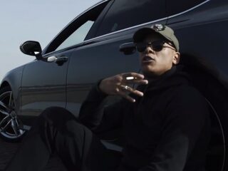 Bloedje dropt de video van zijn krachtige track 'Nooit Genoeg'