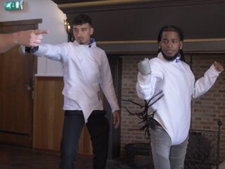 Nesim probeert Keizer van troon te stoten in schermgevecht