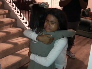 Facetime-vriendinnetjes in tranen nadat ze elkaar eindelijk in het echt ontmoeten