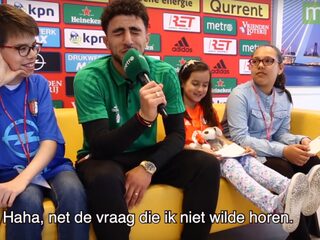 Zieke kindjes interviewen Feyenoordspelers in het Sophia Kinderziekenhuis