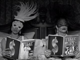 J.Lo, Cardi B en DJ Khaled leven een extreem luxe leven in video van 'Dinero'