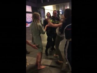 Agent stompt dronken vrouw vol in gezicht