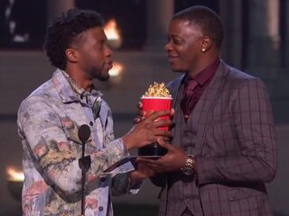 Chadwick Boseman geeft zijn MTV Best Hero Award aan echte superheld