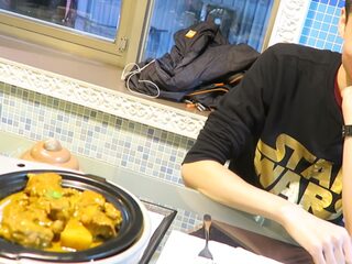 In dit toiletrestaurant lijkt je chicken curry op diarree