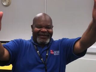 Studenten sturen geliefde schoonmaker op vakantie naar Jamaica