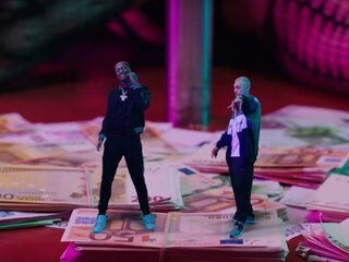 Dopebwoy en Bizzey zijn gekrompen en zitten tussen strippers in video van 'Salaris'