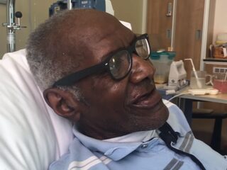 Zingende Rotterdamse straatkrantverkoper Blikkie overleden