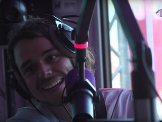 Quique proeft hyena-melk: ''Het smaakt gewoon naar amandelmelk''