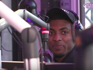 Poke doet een gekke safari-freestyle op Woo Hah!