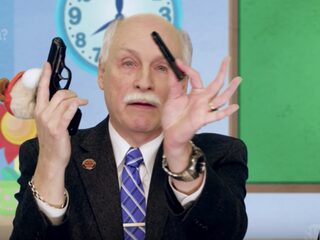 Vuurwapenvoorstander maakt tutorial voor 3-jarigen met pistool