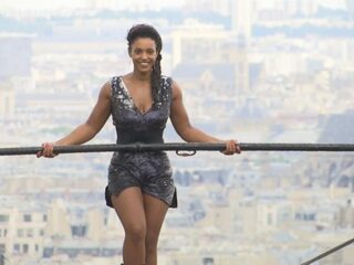 Dit Franse meisje liep 35 meter boven Parijs over een flinterdun koord