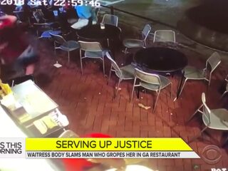 Vrouw vloert onbekende man die haar kont aanraakte