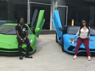 Geen rijbewijs en toch Lamborghini kopen? Cardi B doet het!