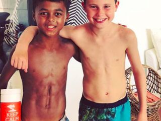 Shane Kluivert (10) heeft nu al een sixpack om jaloers op te zijn!