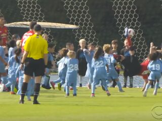 Manchester United neemt het op tegen 100 kinderen en James Corden