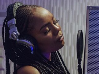 Vonneke laat voorproefje van haar track met Esko horen