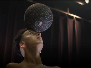 Nasser El Jackson tilt straatvoetbal naar theaters met 'Ball'