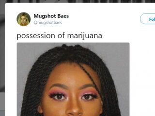Mugshot van 19-jarige student gaat viral door opvallende make-up
