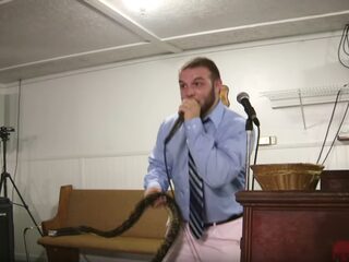 Prekende pastor gebeten door giftige slang in slangenkerk: "Het is Gods wil"