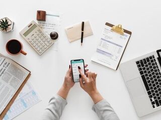 Verborgen armoede onder jongeren: Journalist Hadjar vraagt aandacht voor dit serieuze probleem