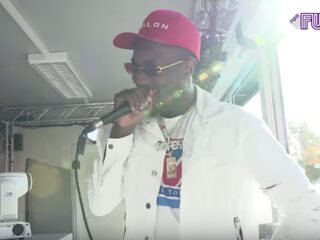 Dopebwoy dropt nieuwe tracks live in de FunX Mysteryland-studio