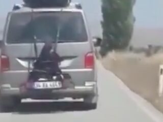 Man bindt vrouw vast aan achterkant busje in Turkije