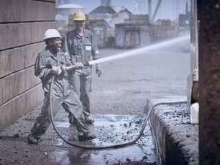Rarko werkt een dagje hard mee in de Rotterdamse haven