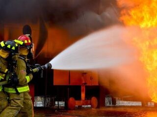 Bestuurder (36) van bestelwagen rijdt opzettelijk in op crèche en sticht brand
