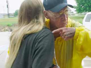 93-jarige man deelt dagelijks chocoladerepen uit aan vreemden