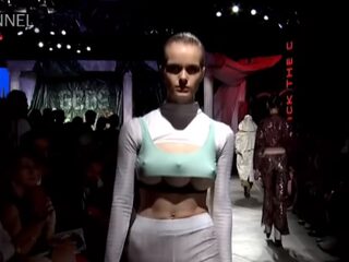 Modellen met drie borsten gespot op catwalk Milaan Fashion Week