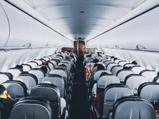Passagier sneakt cockpit in om telefoon op te laden