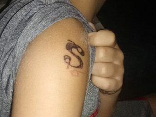 Moeder die zoon van 10 tatoeage liet zetten, is gearresteerd