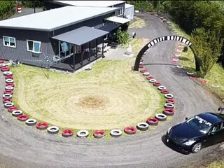 Man bouwt racebaan om eigen huis heen