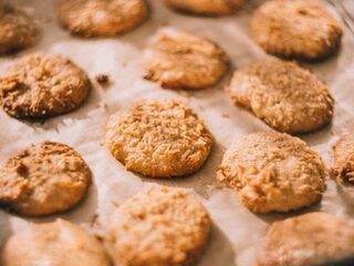 Scholieren bakken koekjes met as van overleden opa en delen ze uit aan klasgenoten