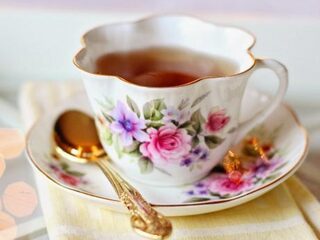 Oma schiet kleinzoon in been na verkeerd neerzetten kopje thee