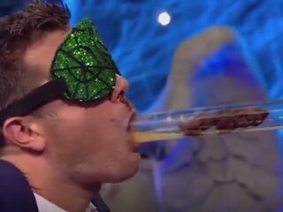 Geblinddoekte topkok krijgt poep te eten in Britse tv-show