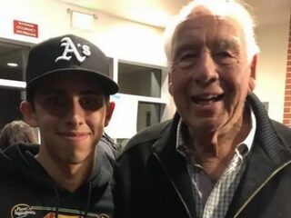 Zakenman (89) geeft 1000 dollar aan alle 982 scholieren die bosbrand overleefden