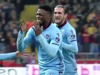 Voetballer eert overleden moeder met het winnende doelpunt