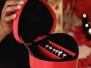 Man doet huwelijksaanzoek met zes ringen en laat vriendin kiezen