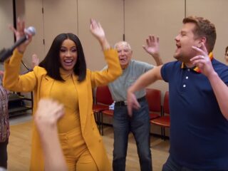 Cardi B en James Corden gaan los met bejaarden in Carpool Karaoke