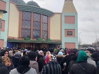 Honderden mensen aanwezig bij afscheidsgebed Humeyra (16)