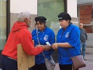 Dakloze man geeft 100 dollar weg aan vreemden namens geheime kerstman