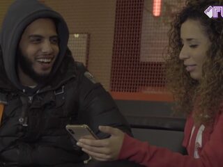 Ouassima kijkt in de telefoon van: Moeman