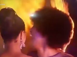 Haar van nieuwe Miss Africa vliegt in brand tijdens kroning bij missverkiezing