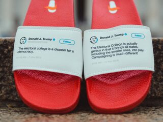 Man maakt slippers met tegenstrijdige tweets van Donald Trump