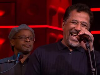 Cheb Khaled laat gasten op tafel dansen in DWDD